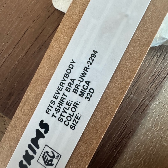 SKIMS Fits Everybody T-Shirt Bra - Mica - Picture 3 of 6